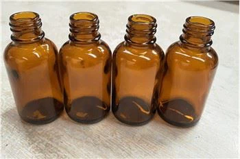 Скляна пляшка, виготовлена в Японії